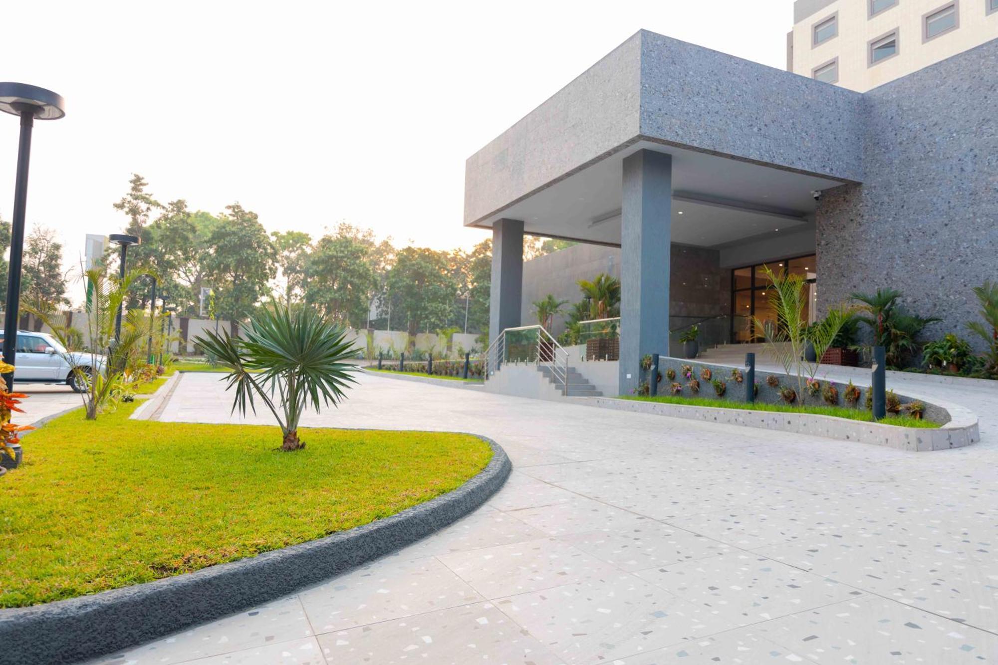 Palms By Eagles Airport City, Formerly Holiday Inn Accra Exterior photo