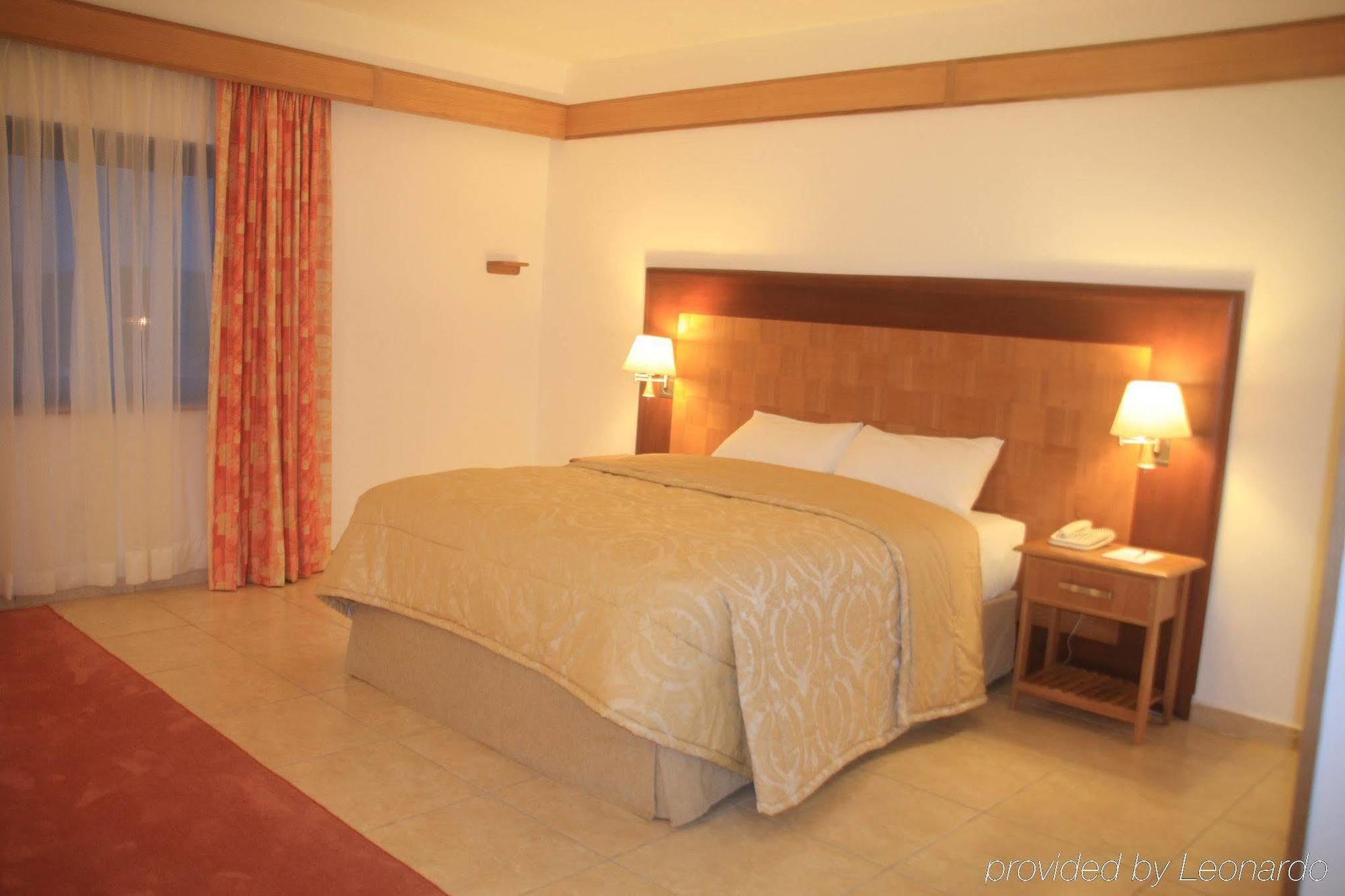 Palms By Eagles Airport City, Formerly Holiday Inn Accra Room photo